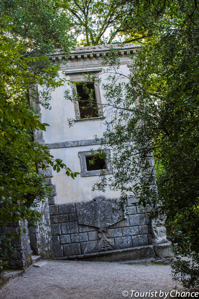 bomarzo-casa-pendente